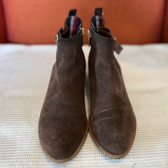 Tommy Hilfiger brown suede Chelsey boot. Sz.8.5 - Picture 7 of 12